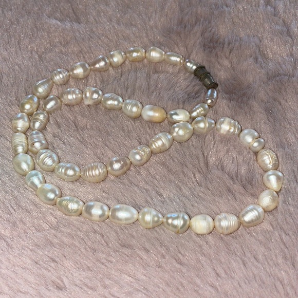 2 strands of faux pearls - Picture 2 of 7